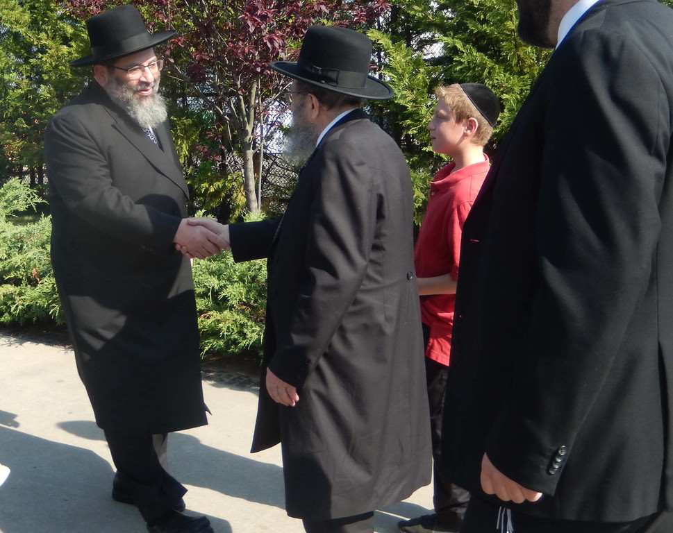 Rav Shmuel visits Darchei Torah The Jewish Star www