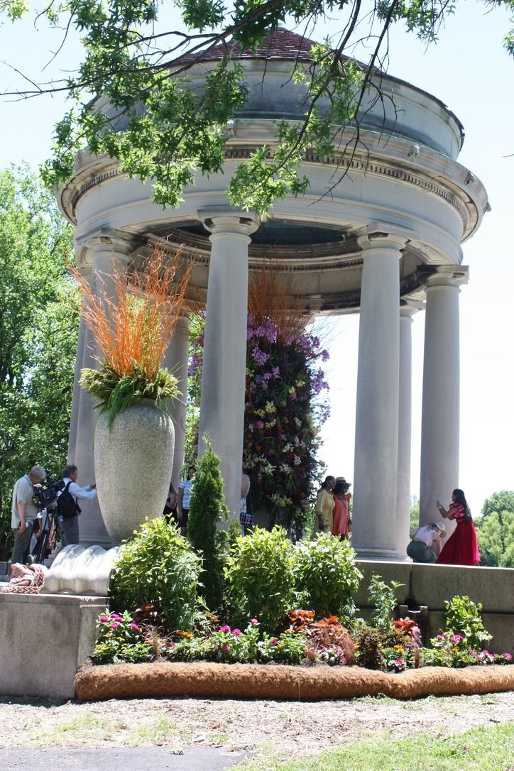 A large floral display near the show entrance creates a photo opportunity.