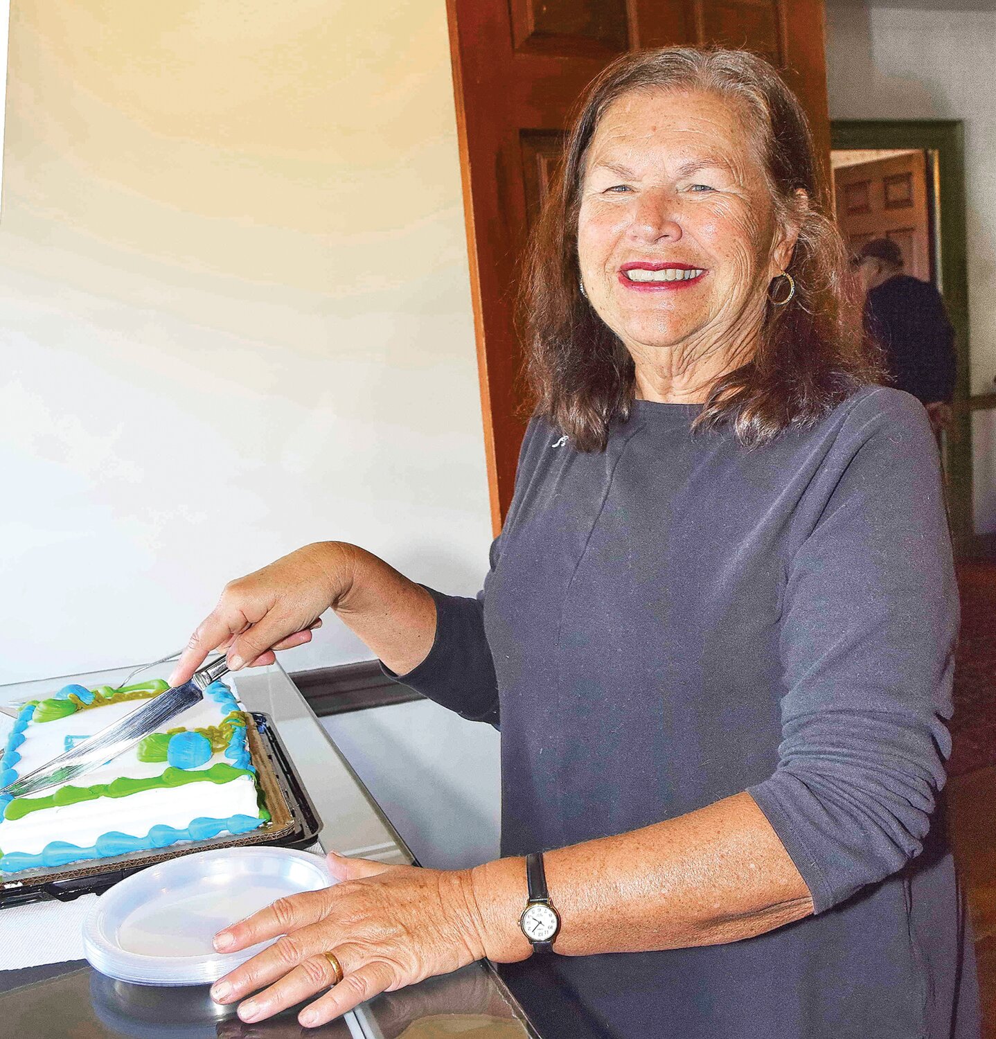 Barbara Arbani cuts the Benjamin Parry birthday cake.