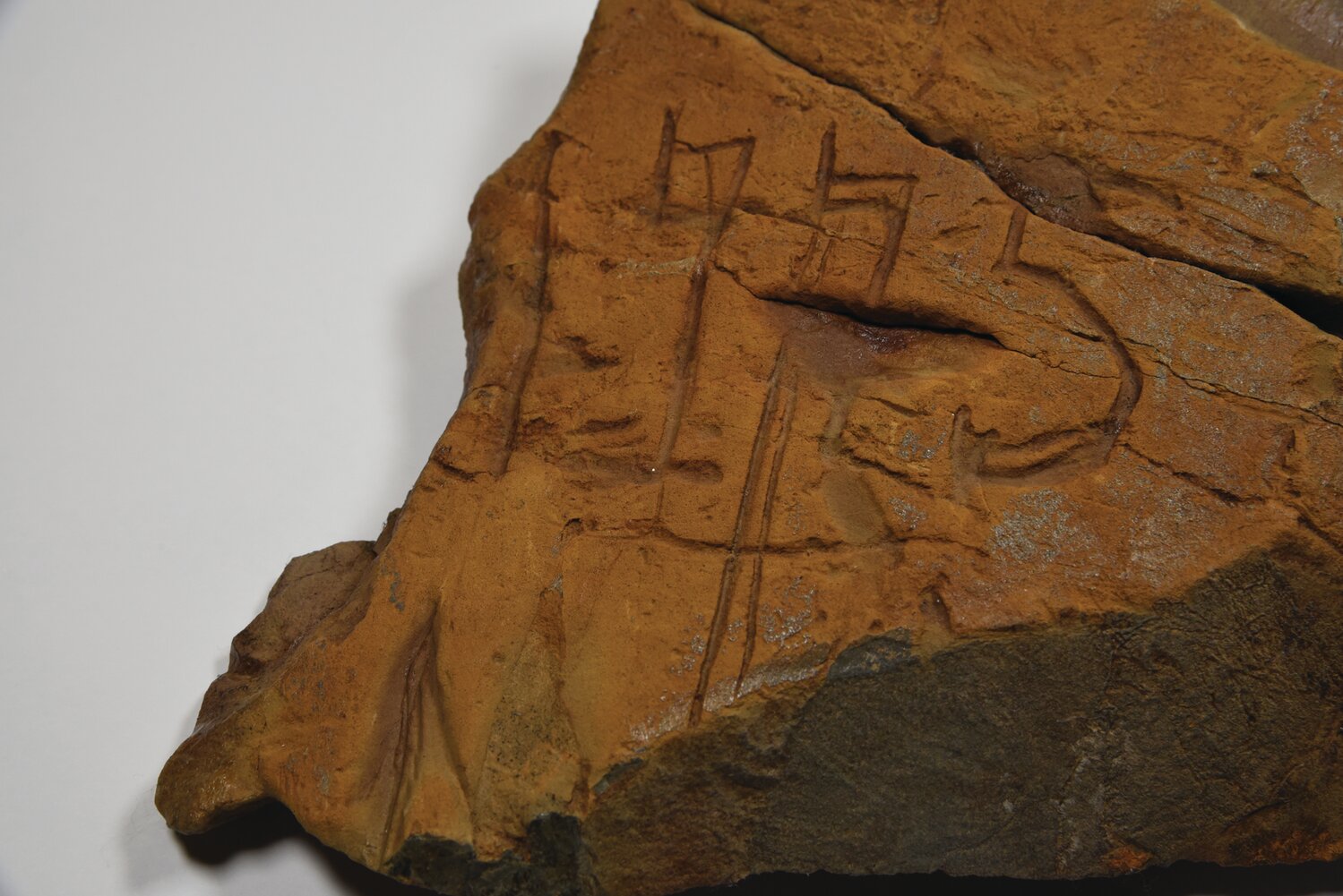 A closeup of the Buckingham Cave rock inscription.