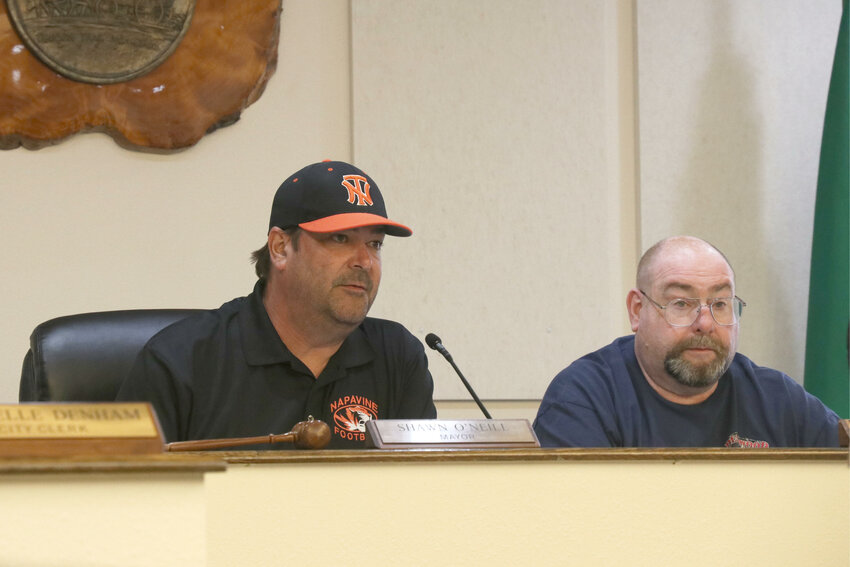 Napavine Mayor Shawn O&rsquo;Neill and City Councilor Don Webster speak during a Napavine Funtime Festival workshop in Napavine on Tuesday, Sept. 12.