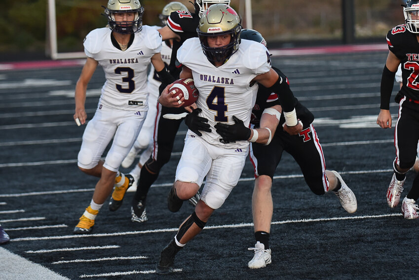Ony's Kayden Mozingo runs down the sidelines during a 62-21 win over Tenino on Sept. 22.