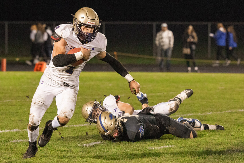 Onalaska&rsquo;s quarterback Kayden Mozingo (4) runs with the football during a game against Adna Friday night at Pirate Stadium.