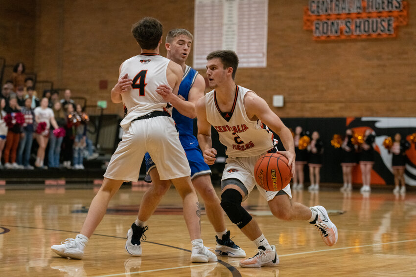 Brady Sprague comes around a screen during the first half of Centralia's 64-60 loss to Elma on Dec. 4.