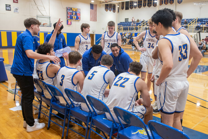 Blazer head coach Joe Chirhart calls a play during Centralia College's 73-62 win over Grays Harbor College on Jan. 10.
