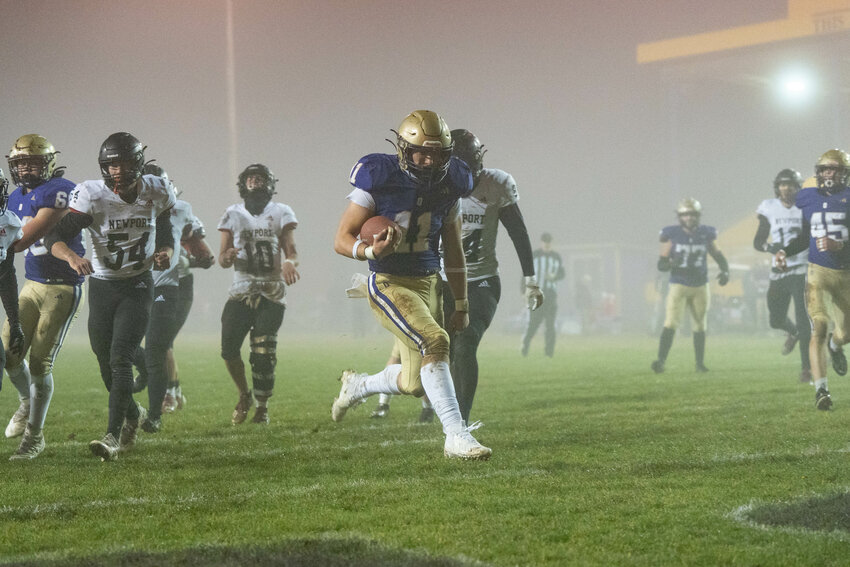 Onalaska&rsquo;s Blaze Underhill runs the ball into the end zone during the Loggers&rsquo; 2B State Football Tournament Round of 16 win over Newport at Onalaska High School on Friday, Nov. 15.