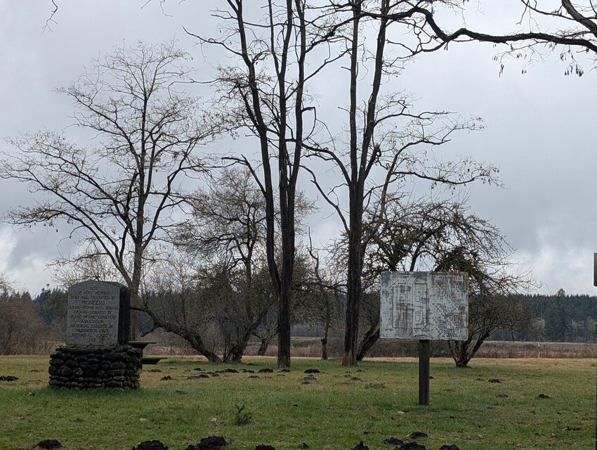 A marker erected by the Washington State Historical Society marking the location of Fort Henness and a map listing the layout of the fort and the names of families living there, including the Borst, Mills and Gooddell families.