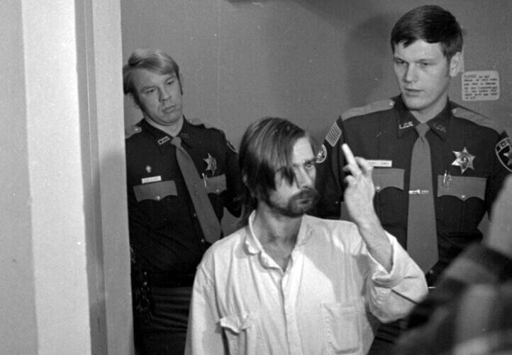 Tommy L. Ragan shows his middle finger while making a court appearance in the late 1970s in this Chronicle file photo.