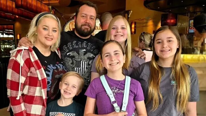 The Apodaca family smiles for a photo / GoFundMe