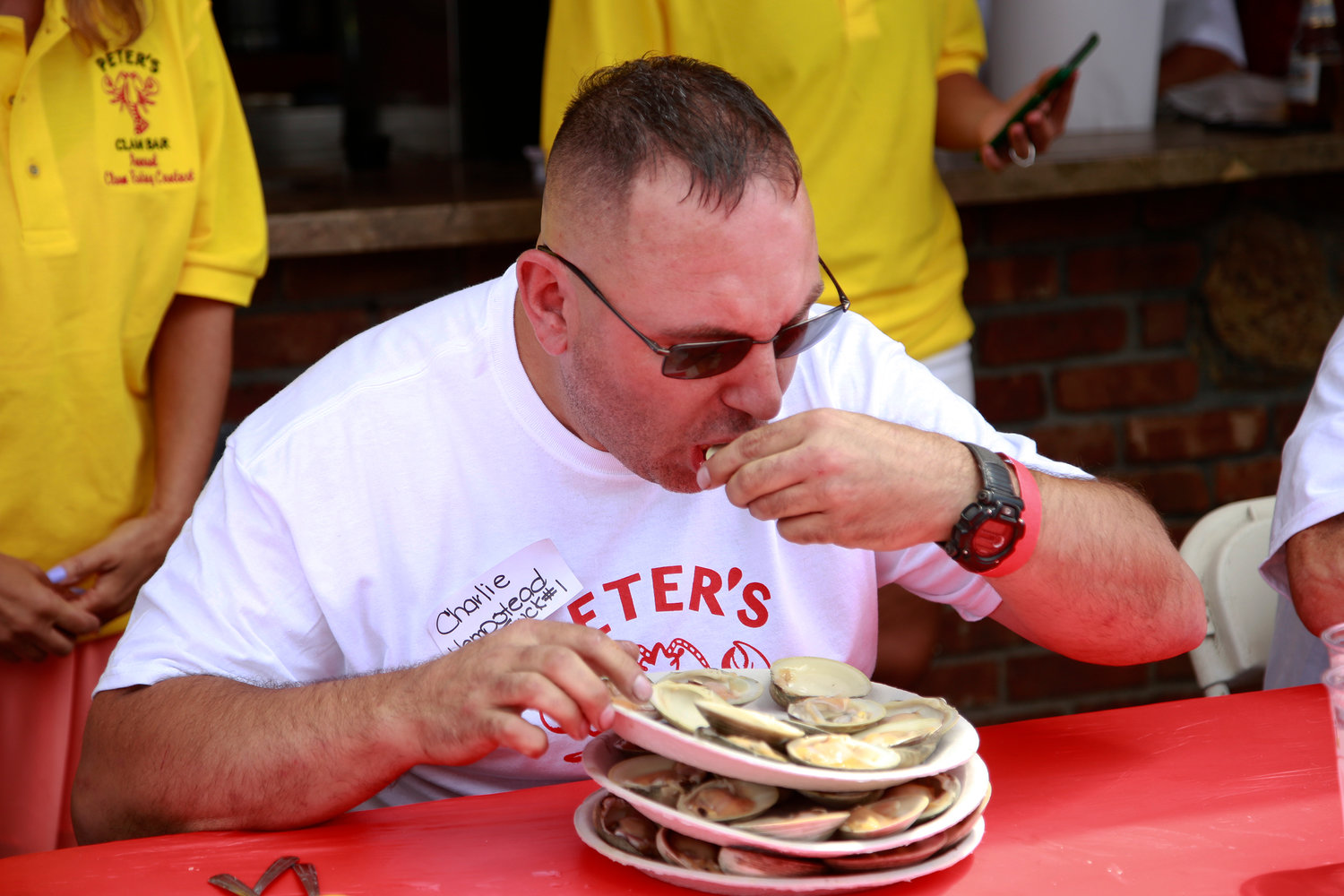 New clam champ crowned at Peter's Clam Bar's annual in Island Park | Herald Community Newspapers | liherald.com