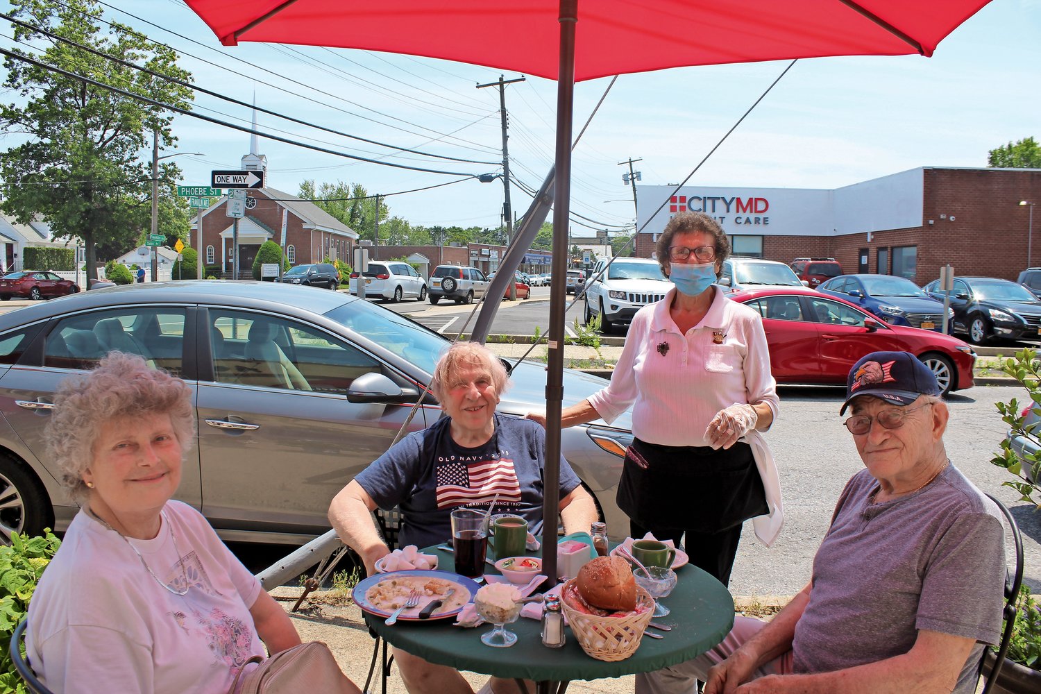 F.S., Elmont restaurateurs make the most of the great outdoors Herald