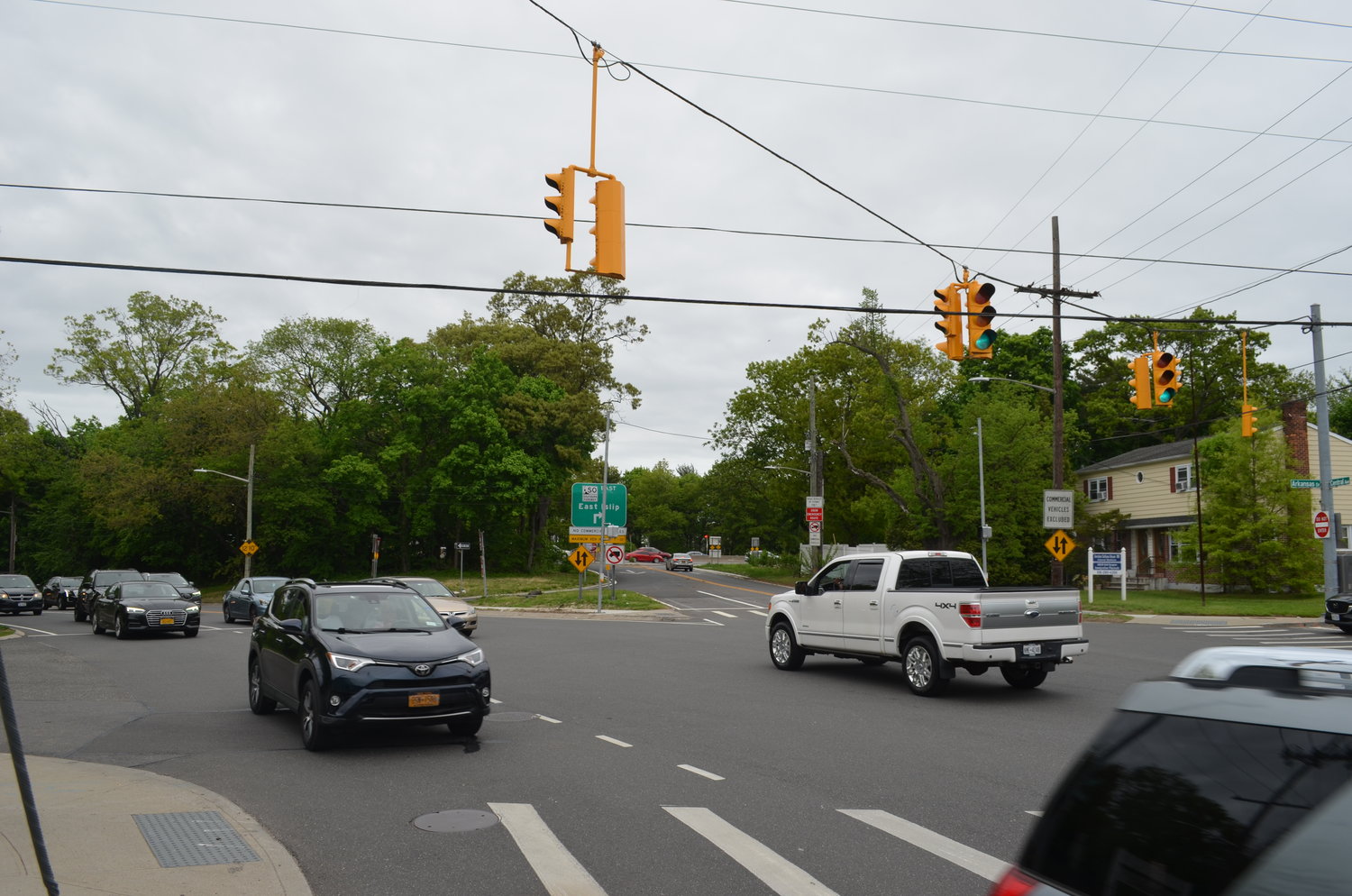 New York City police officer killed in car crash near Exit 13 - Vimarsana News