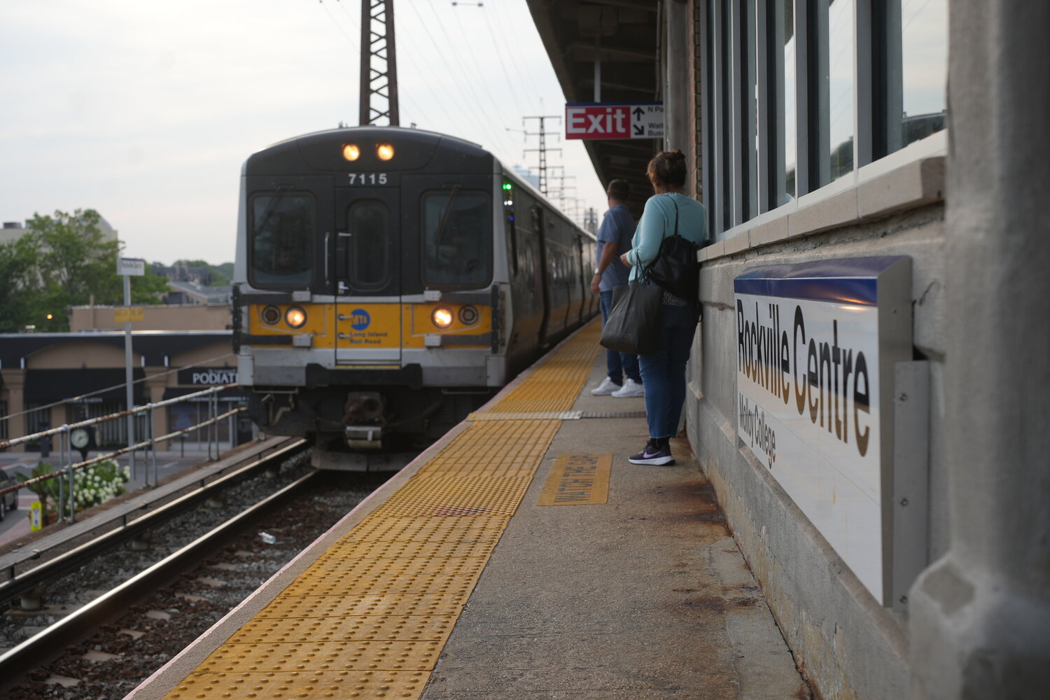 Man struck by LIRR train in RVC - Vimarsana News