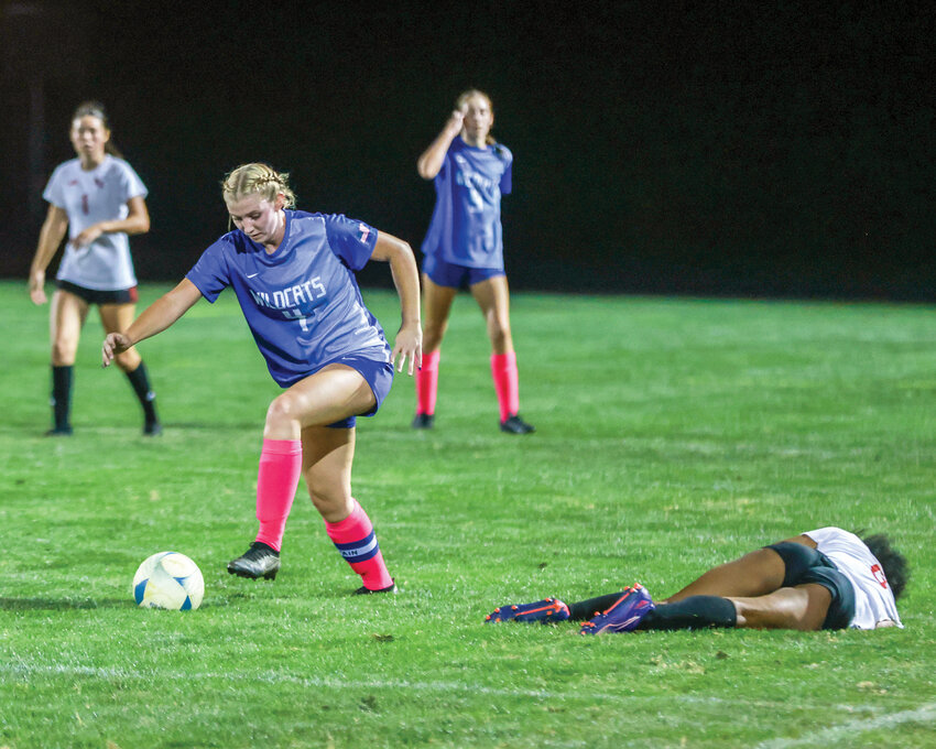 La Center&rsquo;s Sadie Schmidt breaks away from a tangle up with a Fort Vancouver Trapper defender during the La Center Wildcats&rsquo; 1-0 win on Tuesday, Oct. 1.