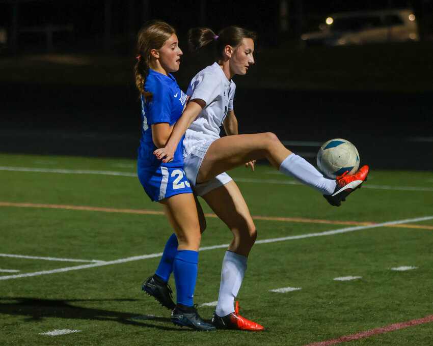 Ridgefield&rsquo;s Abigail Vance defends Woodland&rsquo;s Lainey Hayden during the Ridgefield Spudders&rsquo; 3-0 win against the Woodland Beavers on Tuesday, Oct. 1.