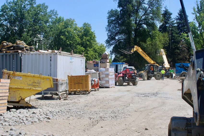 Construction workers and vehicles move around the Capitol. The building's retrofitting project came before a recent study which found heightened risk of increasingly damaging earthquakes on the nation's West Coast. (Photo by Julia Shumway/Oregon Capital Chronicle)
