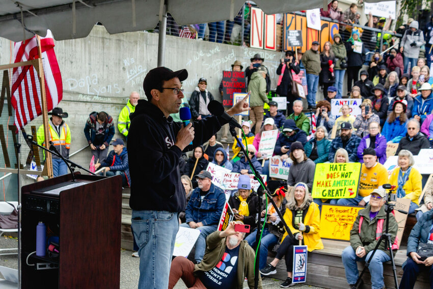 Gov. Bob Ferguson addresses a No Kings rally in Everett on Oct. 18, 2025. (Photo by Jacquelyn Jimenez Romero for Washington State Standard)