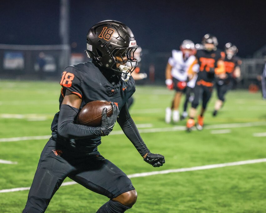 Trent Richardson looks upfield after making a catch in Battle Ground&rsquo;s 2025 postseason-clinching win over the Union Titans.
