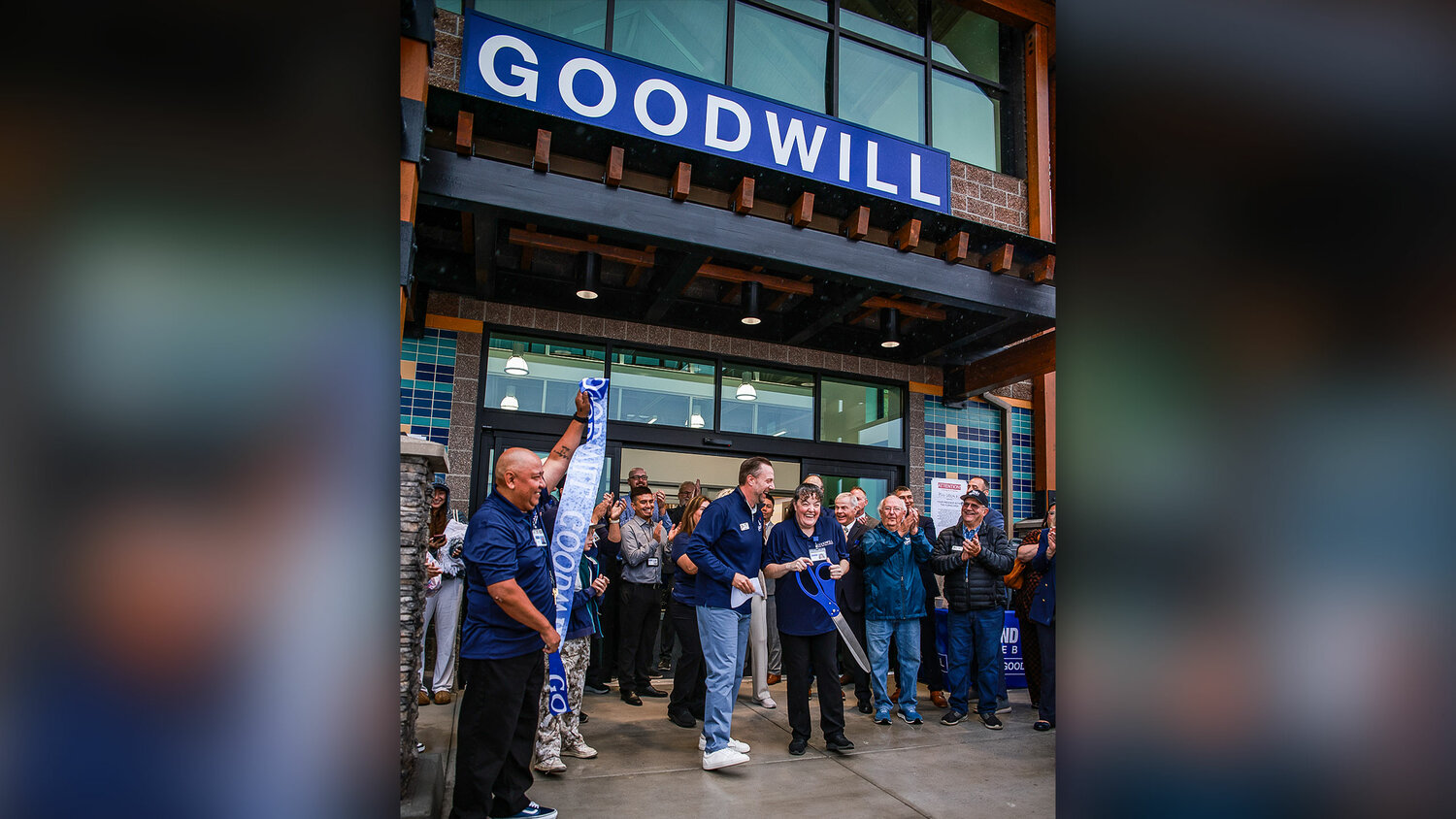 Goodwill draws more than 500 customers in first 15 minutes at Ridgefield opening - The Reflector